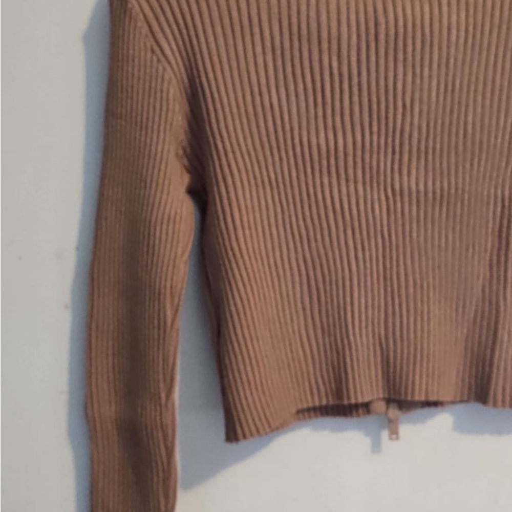 Stylish Ribbed Zip-Up Crop Top - Picture 12 of 14